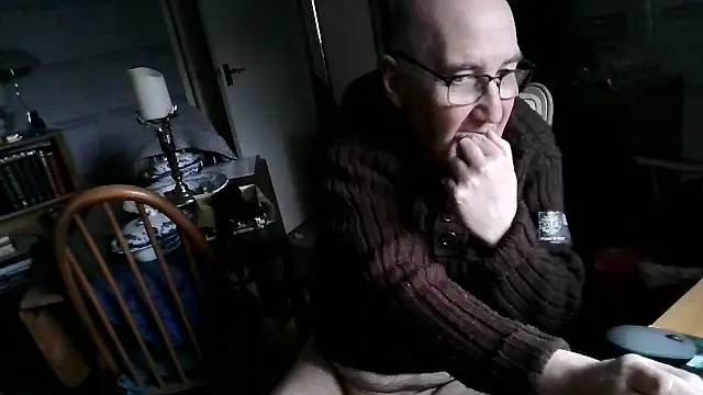 Snapshot of Adamdaddybear chatting on 8, 2, 2025 Adamdaddybear online show from 8, 2, 2025