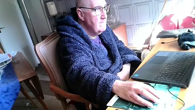 Snapshot of Adamdaddybear chatting on 9, 3, 2025 Adamdaddybear online show from 9, 3, 2025