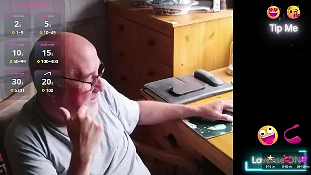 Snapshot of Adamdaddybear chatting on 10, 9, 2025 Adamdaddybear online show from 10, 9, 2025