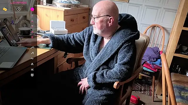 Snapshot of Adamdaddybear chatting on 8, 10, 2025 Adamdaddybear online show from 8, 10, 2025