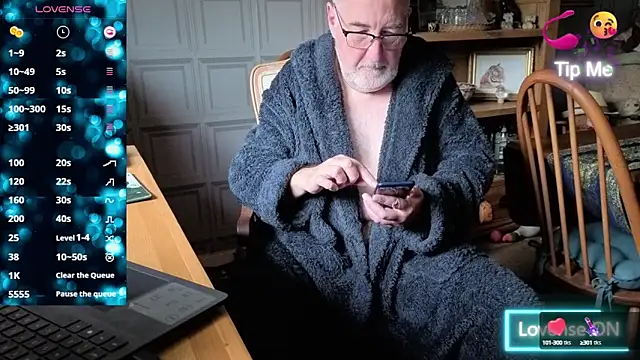 Snapshot of Adamdaddybear chatting on 15, 10, 2025 Adamdaddybear online show from 15, 10, 2025