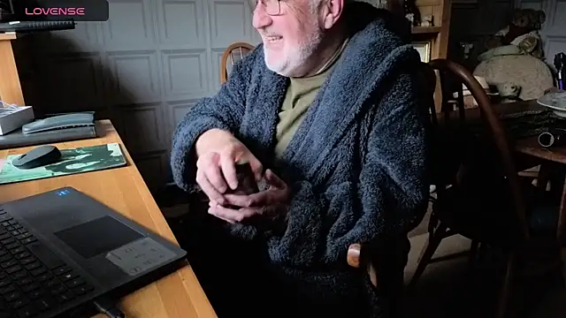 Snapshot of Adamdaddybear chatting on 16, 10, 2025 Adamdaddybear online show from 16, 10, 2025