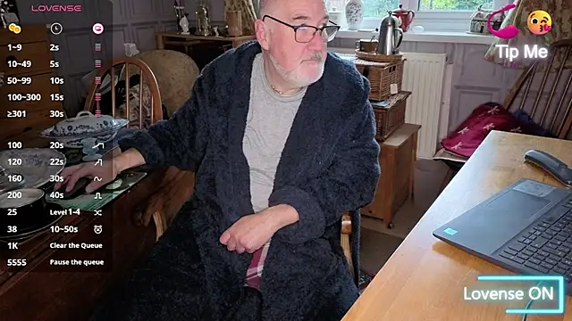 Snapshot of Adamdaddybear chatting on 30, 10, 2025 Adamdaddybear online show from 30, 10, 2025