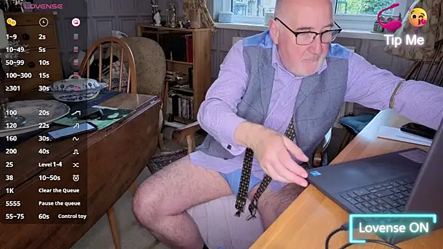 Snapshot of Adamdaddybear chatting on 6, 11, 2025 Adamdaddybear online show from 6, 11, 2025