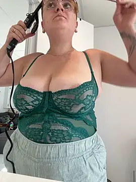 Sweetleeahxx online show from 12, 9, 2025