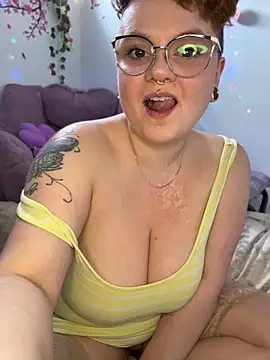 Snapshot of Sweetleeahxx chatting on 10, 4, 2026 Sweetleeahxx online show from 10, 4, 2026