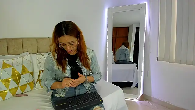 Snapshot of cristalwalker__ chatting on 4, 11, 2025 cristalwalker online show from 4, 11, 2025