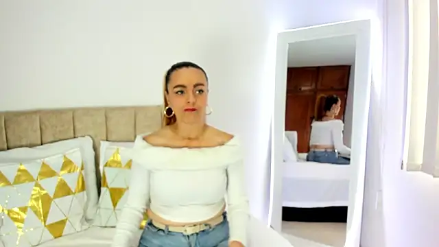 Snapshot of cristalwalker__ chatting on 13, 11, 2025 cristalwalker online show from 13, 11, 2025