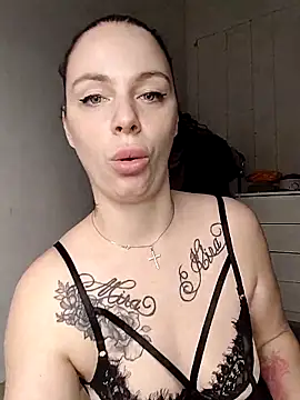 Lola Hale online show from 6, 3, 2025