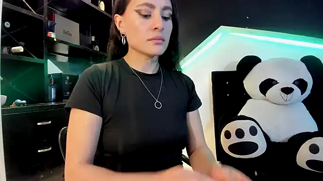 Coral Gibson online show from 25, 2, 2025