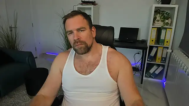 Snapshot of John-E-Dough chatting on 25, 11, 2025 John-E-Dough online show from 25, 11, 2025