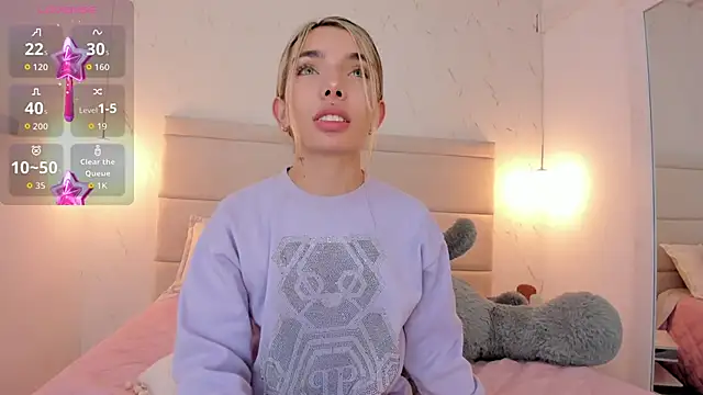 Mollymoon1 online show from 4, 12, 2025