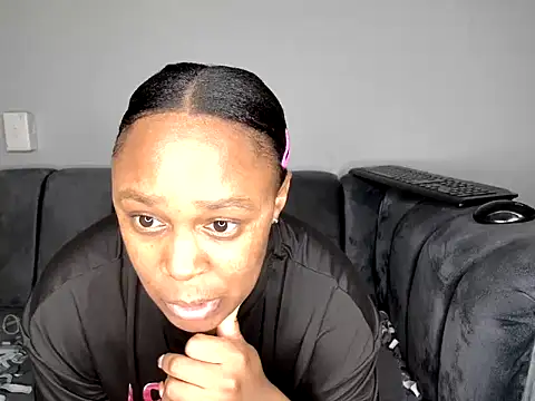 Snapshot of Pearl_00 chatting on 14, 11, 2025 Pearl 00 online show from 14, 11, 2025