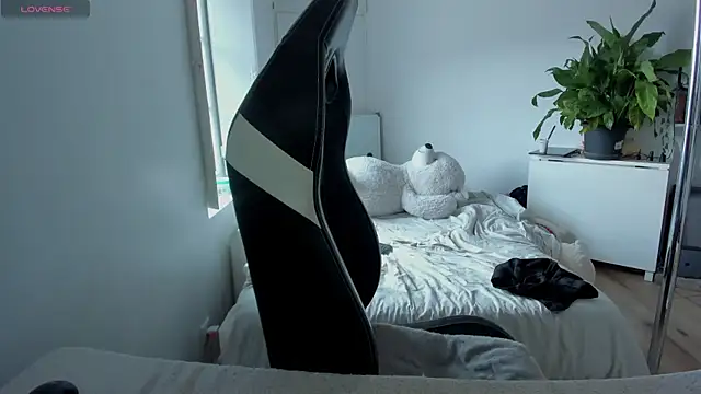 CeriseLapine online show from 9, 3, 2025