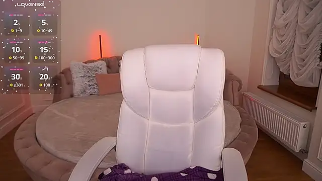 Snapshot of MagicLilu chatting on 4, 12, 2025 MagicLilu online show from 4, 12, 2025