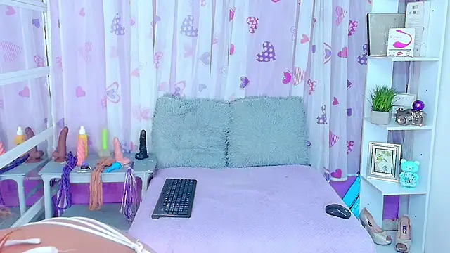 Snapshot of DevoniCollins chatting on 4, 2, 2025 DevoniCollins online show from 4, 2, 2025