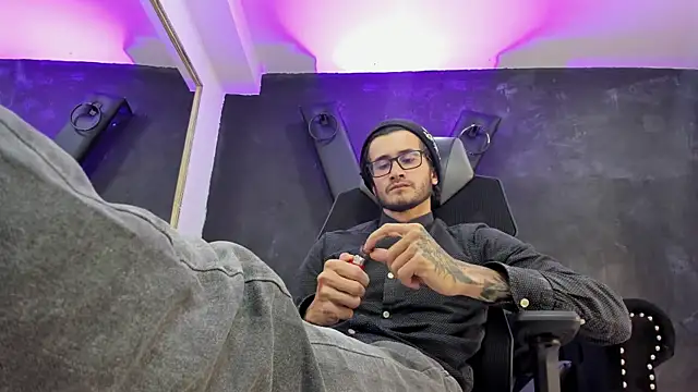 Loggan donnelly online show from 8, 10, 2025