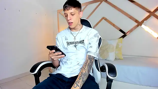 Snapshot of Adam_hard_ chatting on 16, 9, 2025 Adam hard  online show from 16, 9, 2025