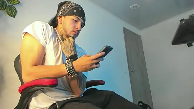 Snapshot of the_beast_master_ chatting on 22, 1, 2025 the beast master online show from 22, 1, 2025