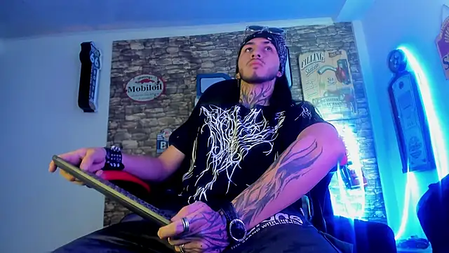 Snapshot of the_beast_master_ chatting on 3, 2, 2025 the beast master online show from 3, 2, 2025