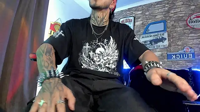 Snapshot of the_beast_master_ chatting on 4, 2, 2025 the beast master online show from 4, 2, 2025