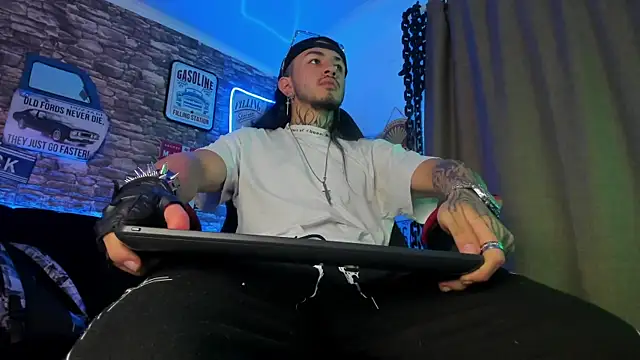 Snapshot of the_beast_master_ chatting on 5, 3, 2025 the beast master online show from 5, 3, 2025