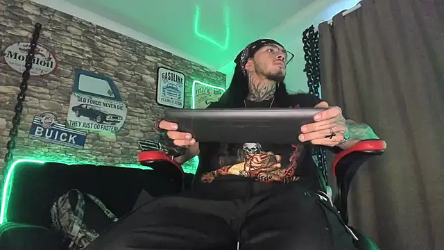 Snapshot of the_beast_master_ chatting on 12, 3, 2025 the beast master online show from 12, 3, 2025