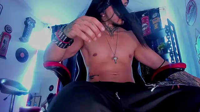 Snapshot of the_beast_master_ chatting on 17, 11, 2025 the beast master online show from 17, 11, 2025