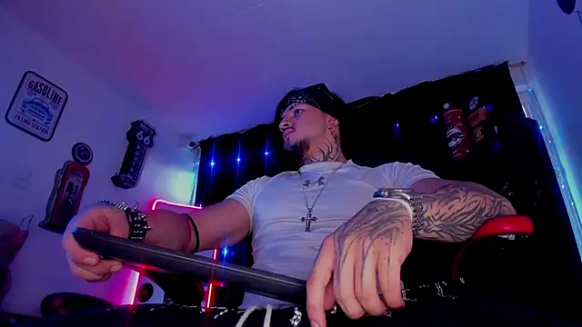 Snapshot of the_beast_master_ chatting on 21, 11, 2025 the beast master online show from 21, 11, 2025