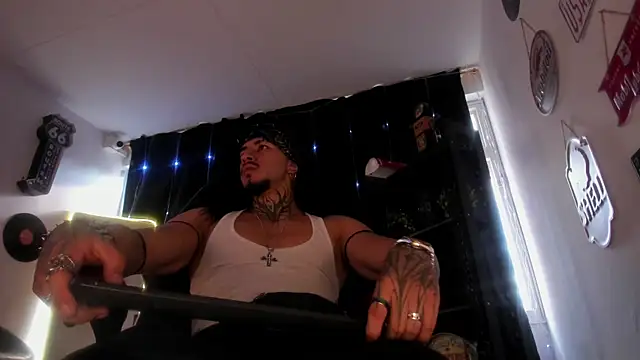 Snapshot of the_beast_master_ chatting on 22, 11, 2025 the beast master online show from 22, 11, 2025