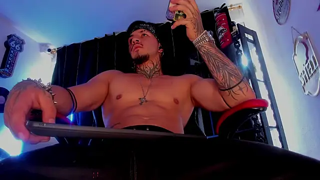 Snapshot of the_beast_master_ chatting on 2, 12, 2025 the beast master online show from 2, 12, 2025