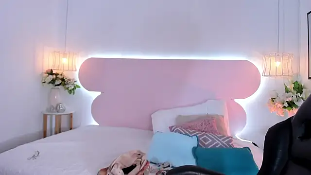 naomiii   online show from 1, 10, 2025