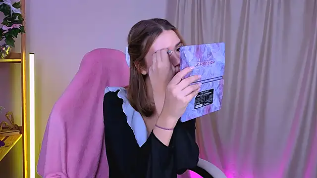 Snapshot of EmmaKeam chatting on 28, 9, 2025 EmmaKeam online show from 28, 9, 2025