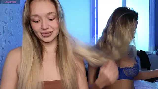 Snapshot of Megan_Kira chatting on 7, 11, 2025 Megan Kira online show from 7, 11, 2025