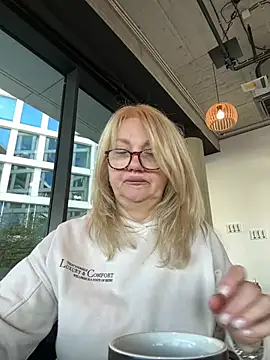 Blond Woman online show from 18, 3, 2025