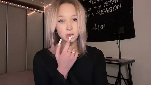 Snapshot of ur_molly chatting on 18, 3, 2025 ur molly online show from 18, 3, 2025