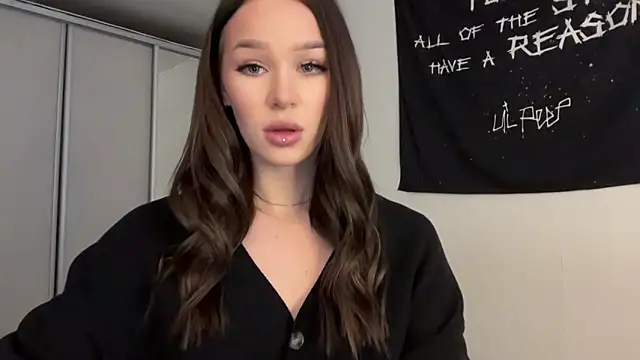 Snapshot of ur_molly chatting on 15, 12, 2025 ur molly online show from 15, 12, 2025