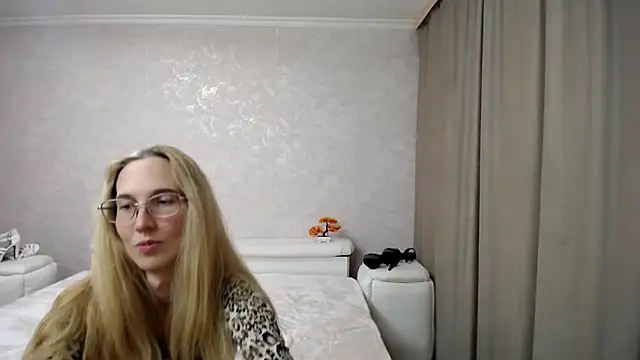 Snapshot of KlaryBrait chatting on 17, 12, 2025 KlaryBrait online show from 17, 12, 2025