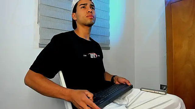 Snapshot of andy_0018 chatting on 11, 1, 2025 andy 0018 online show from 11, 1, 2025