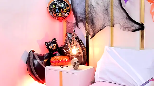 Snapshot of SalommeFlores chatting on 24, 10, 2025 SalommeFlores online show from 24, 10, 2025