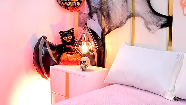 Snapshot of SalommeFlores chatting on 30, 10, 2025 SalommeFlores online show from 30, 10, 2025