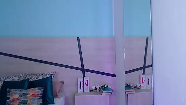 Snapshot of violeta_leon chatting on 5, 1, 2025 violeta leon online show from 5, 1, 2025