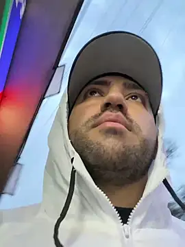 JuanZapata33 online show from 4, 3, 2025