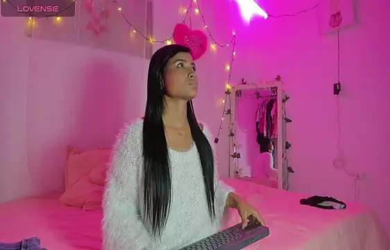 Snapshot of catalina_and_roger chatting on 22, 2, 2025 catalina and roger online show from 22, 2, 2025