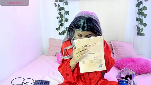 Snapshot of catalina_and_roger chatting on 22, 9, 2025 catalina and roger online show from 22, 9, 2025