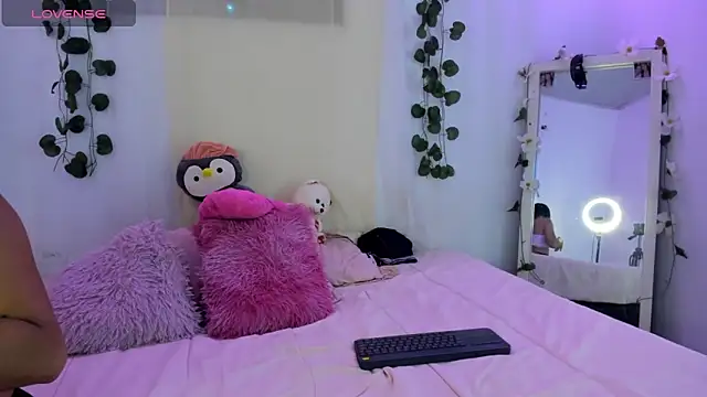 Snapshot of catalina_and_roger chatting on 25, 9, 2025 catalina and roger online show from 25, 9, 2025