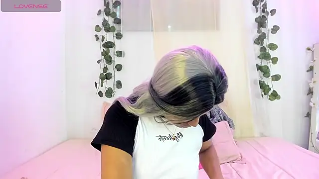 Snapshot of catalina_and_roger chatting on 11, 10, 2025 catalina and roger online show from 11, 10, 2025