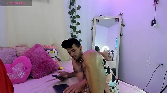 Snapshot of catalina_and_roger chatting on 22, 10, 2025 catalina and roger online show from 22, 10, 2025