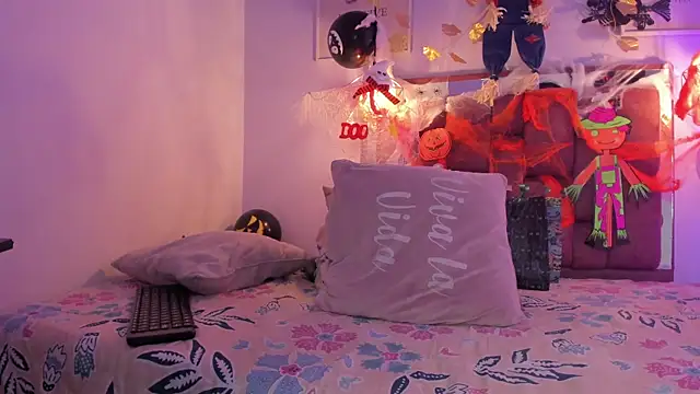 Snapshot of kristakinnky chatting on 31, 10, 2025 kristakinnky online show from 31, 10, 2025