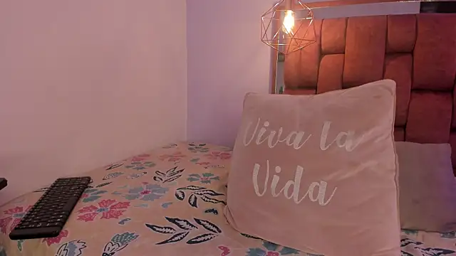 Snapshot of kristakinnky chatting on 7, 11, 2025 kristakinnky online show from 7, 11, 2025